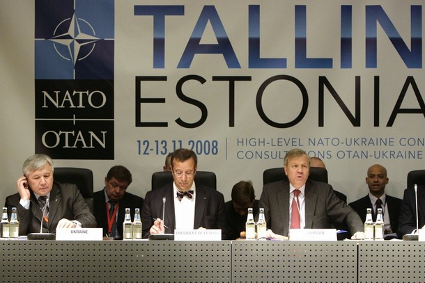 Loňský summit NATO v Tallinnu. Uprostřed prezident Jurji Jekhanurov.