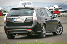 „Ledové“ zadní svítilny vypadají efektně, stejně jako lichoběžníkové koncovky výfuků – zadní poznávací znak verze Turbo X. 