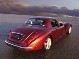Z mazdy MX-5 roadster Mitsuoka Himiko převzal i elektricky ovládanou pevnou skládací střechu, kterou vozy tradiční značky Morgan nemají.