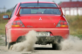 Z tohoto pohledu uvidí ostatní Lancer Evolution IX nejčastěji. Zadní difuzor vypadá „závoďácky“, jde však jen o imitaci.