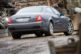 Krásné tvary Maserati Quattroporte vyniknou i na skládce.