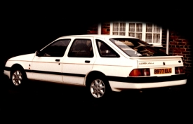 Ford Sierra se prodával i s pohonem všech kol, na snímku sportovněji laděná verze XR4i.
