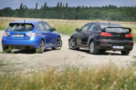 STI i Evolution se snaží tvářit jako rallyeové speciály, ze kterých ostatně vycházeli jejich předchůdci. Imitace difuzorů jim ale v důvěryhodnosti moc nepřidávají.