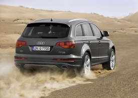 Přítomnost největšího naftového dvanáctiválce v Audi Q7 prozradí tmavší zadní světla a velké oválné koncovky výfuků.