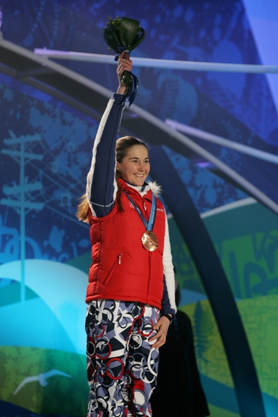 Bronzová medailistka na slavnostním ceremoniálu.