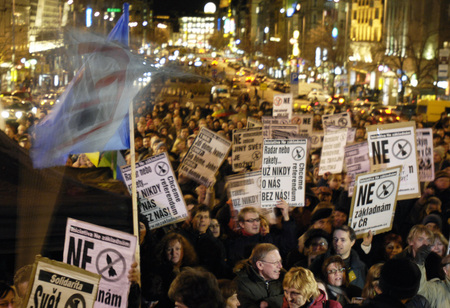 Několik stovek osob protestovalo 29. ledna na Václavském náměstí v Praze proti americkým vojenským základnám na českém území. 