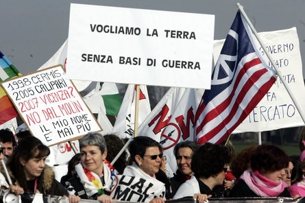 Desetitisíce demostrantů protestují proti rozšíření základny USA v italské Vicenze.