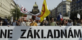 Ilustrační foto - demonstranti z iniciativy Ne základnám