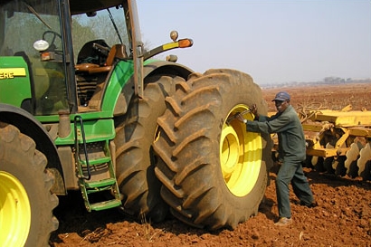 Mechanizací k vyšším výnosům. V Zambii na ni ale dosáhne málokdo. Mechanizací k vyšším výnosům. V Zambii na ni ale dosáhne málokdo.