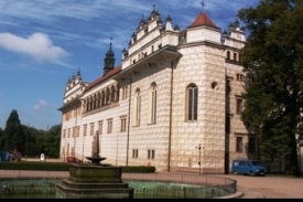 Galerie sgrafit na pl&aacute;&scaron;ti z&aacute;mku.