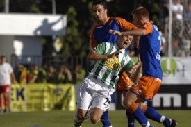 Martin Kotyza z Bohemians 1905 v sevření Petra Čoupka a Vladimíra Mišínského z Baníku