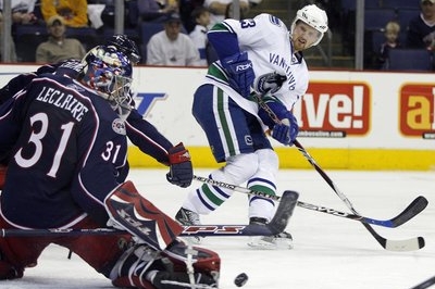 Henrik Sedin (Vancouver) hledá místo pro gól za brankářem Leclairem. Henrik Sedin (Vancouver) hledá místo pro gól za brankářem Leclairem.