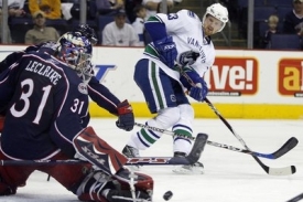 Henrik Sedin (Vancouver) hled&aacute; m&iacute;sto pro g&oacute;l za brank&aacute;řem Leclairem.