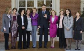 Premi&eacute;r Zapatero a jeho žensk&aacute; č&aacute;st kabinetu.