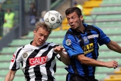 Tom&aacute;&scaron; Z&aacute;potočn&yacute; (vlevo) v dresu Udine