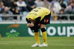 Diego Milito ze Zaragozy skrývá hlavu v dlaních