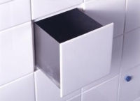 Kachličkové zásuvky od Droog design jsou nenápadnost sama.