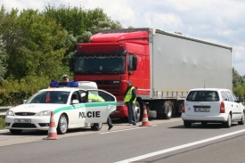Policie se bojí, že víkend zhorší tragickou statistiku na silnicích.