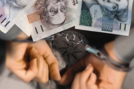 Švýcarští policisté zadrželi dva v Česku odsouzené zločince. Švýcarští policisté zadrželi dva v Česku odsouzené zločince.