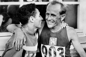 Dávní soupeři Emil Zátopek (vpravo) a Alain Mimoun na OH v Helsinkách.