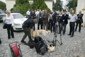 Na novin&aacute;ře čekala před Kram&aacute;řovou vilou ochranka se psem.
