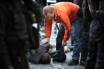 Police nejdříve zatkla ty nejagresivnější.