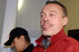 Zdeněk Doležel odch&aacute;z&iacute; v ř&iacute;jnu 2006 od soudu kvůli kauze Budi&scaron;ov.