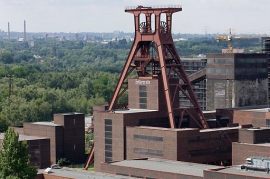 Nejznámější průmyslovou památkou epochy těžkého průmyslu v Porúří je zachovaný komplex bývalého dolu Zollverein.