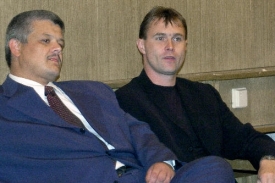 Rozhodč&iacute; V&aacute;clav Zejda (vpravo) se sv&yacute;m pr&aacute;vn&iacute;kem Karolem Hr&aacute;delou.
