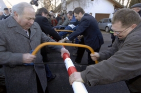 Starostové českých a německých obcí symbolicky odtranili hranici.