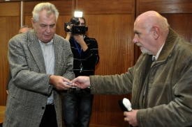 Soud jako svědky předvolal také Miloše Zemana a Pavla Rychetského.