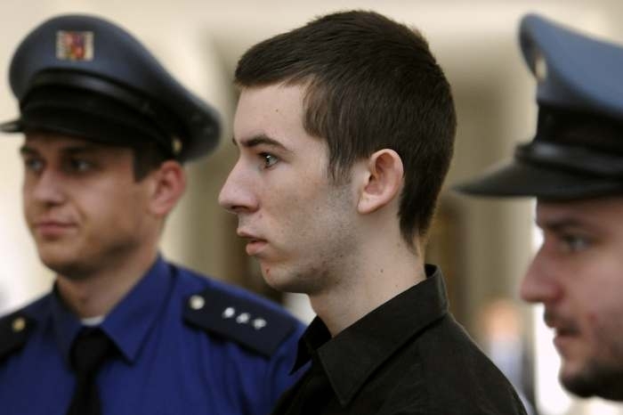 Stráž přivádí obžalovaného Michala Zemana k soudu.