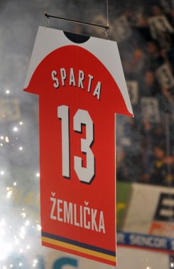 Dres Richarda Žemličky stoupá ke stropu haly Sparty.