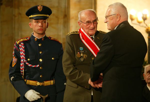 Plukovník Jiří Zenáhlík převzal Řád bílého lva.