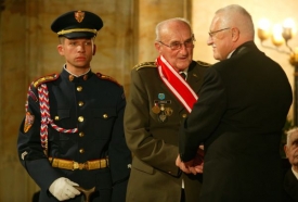 Plukovník Jiří Zenáhlík převzal Řád bílého lva.