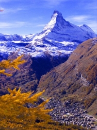 V Zermattu se lyžuje, v pozadí Matterhorn. V Zermattu se lyžuje, v pozadí Matterhorn.