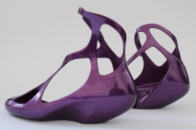 Architektka Zaha Hadid si vyzkou&scaron;ela roli n&aacute;vrh&aacute;řky obuvi.