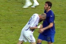 Zinédine Zidan (v bílém) a jeho 