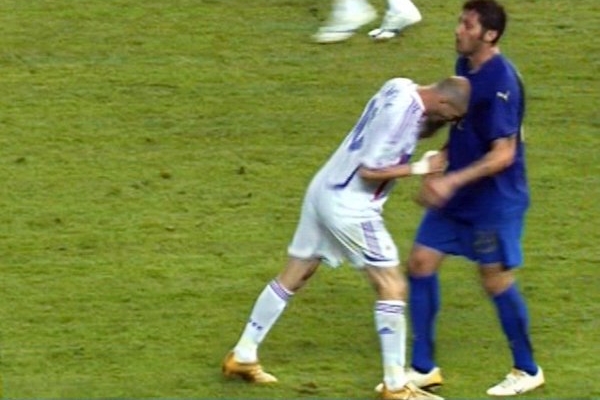 Za děvku hlavička: Zidane a Meterazzi.