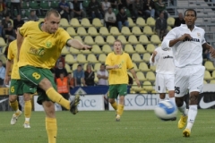 Pavel Devátý z MŠK Žilina (vlevo) překonává brankáře lucemburského celku F91 Dudelange v utkání 1. předkola fotbalové Ligy mistrů, které se hrálo 25. července v Žilině.