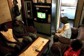 Zimbabwané s napětím sledují průběžné výsledky voleb.