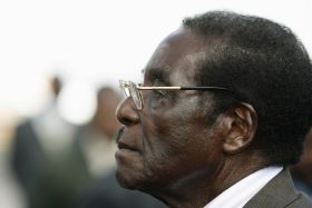 Ještě jsem tady! Mugabe vítá v Harare přítele, prezidenta JAR Mbekiho. Ještě jsem tady! Mugabe vítá v Harare přítele, prezidenta JAR Mbekiho.