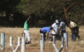 Bojůvky autokrata Mugabeho mlatí u Harare příznivce opozice.