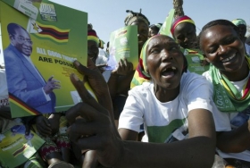 Třebaže Mugabe svou zemi zruinoval, má stále hodně příznivců.