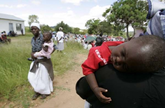 Mugabeho hospodaření v Zimbabwe. Bída, hlad, nezaměstnanost, cholera.