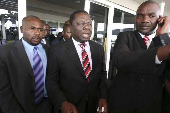 Tsvangirai (uprostřed) se podělí o moc s Mugabem.