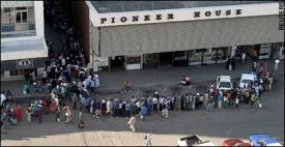 Fronta před obchodem v Harare