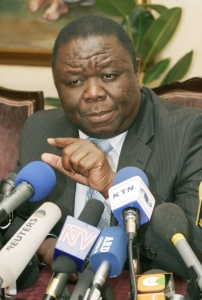 Opoziční předák Morgan Tsvangirai kritizuje zatčení obou poslanců.
