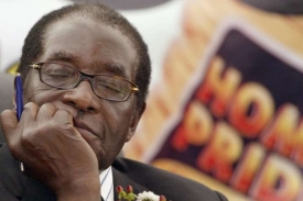 Stařičký Mugabe dál bojuje proti Britům, bývalým kolonizátorům.