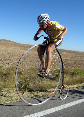 Josef Zimovčák na vysokém kole na trase cyklistické Vuelty